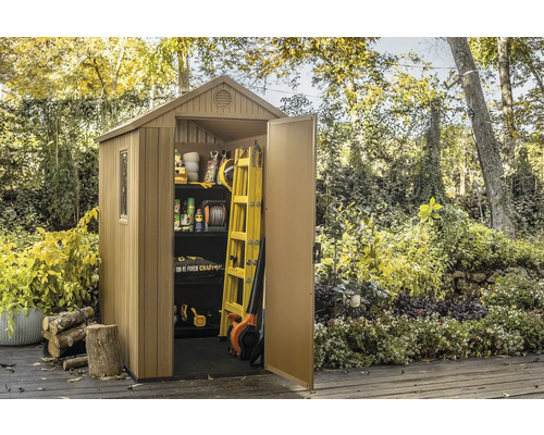 Zahradní kůlna s otevřenými dveřmi na zahradě