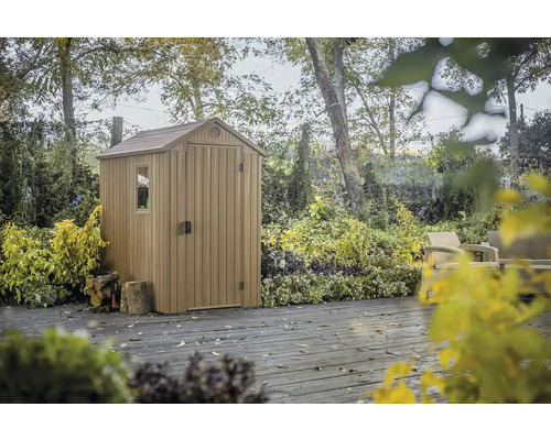 Plastový zahradní domek s oknem a dvoukřídlými dveřmi na zahradě.