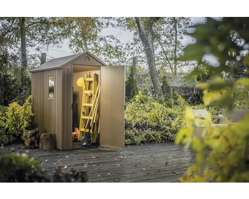 Plastová zahradní bouda s otevřenými dveřmi a zahradním nářadím