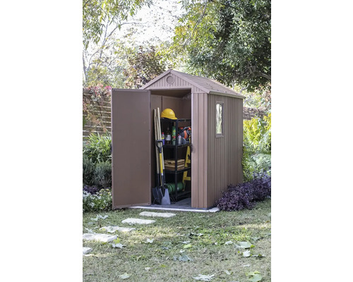 Zahradní skříň s otevřenými dveřmi a zahradním nářadím