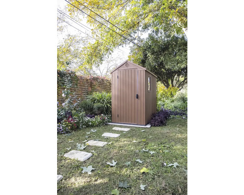 Kovová zahradní bouda v zahradě s dveřmi a oknem