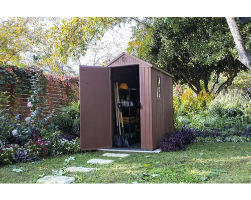 Zahradní kůlna s otevřenými dveřmi na zahradě