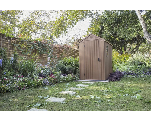 Zahradní scéna s zahradním domkem