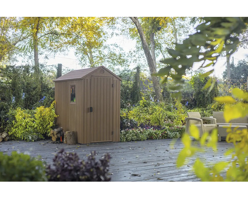 Plastový zahradní domek na terase se zahradním nábytkem v pozadí