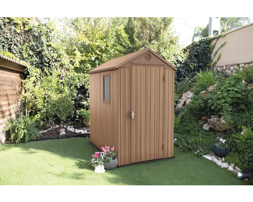 Plastová zahradní skříňka s oknem a dvoukřídlými dveřmi na zahradě