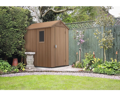 Plastový zahradní domek s oknem a sedlovou střechou na zahradě