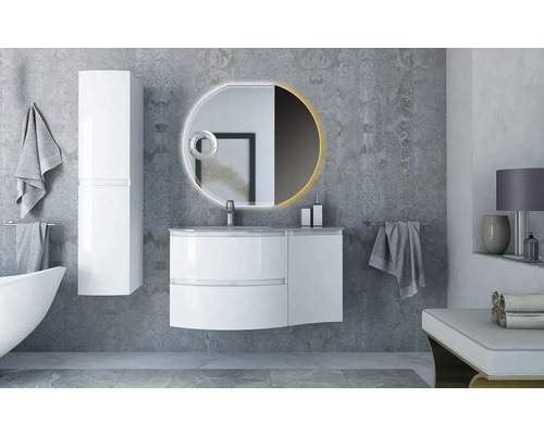 Koupelna s umyvadlem, zrcadlovou skříňkou a vysokou skříňkou