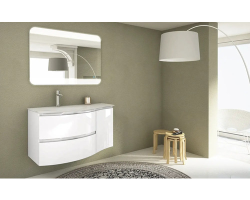 Koupelna s umyvadlem, zrcadlem s osvětlením a stojací lampou