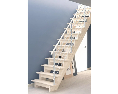 Dřevěné schodiště s kovovým zábradlím v obývacím pokoji