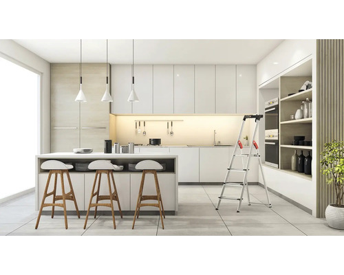 Světlá kuchyně s kuchyňským ostrovem, barovými stoličkami a hliníkovými schůdky.