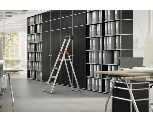 Kancelář s regálovými systémy, pořadači a schůdky