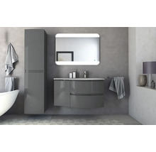 Koupelna s umyvadlem, zrcadlovou skříňkou, vysokou skříní a vanou v moderním designu