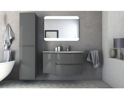 Koupelna s umyvadlem, zrcadlovou skříňkou, vysokou skříní a vanou v moderním designu