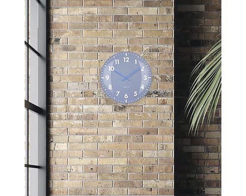 Nástěnné hodiny na cihlové zdi