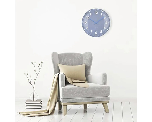 Obývací pokoj s křeslem a modrými nástěnnými hodinami