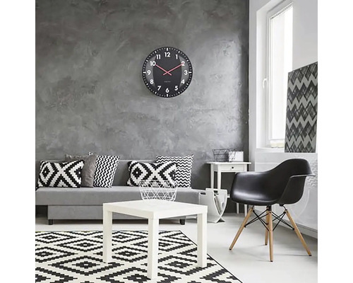 Obývací pokoj s pohovkou, stolem, židlí, kobercem a nástěnnými hodinami