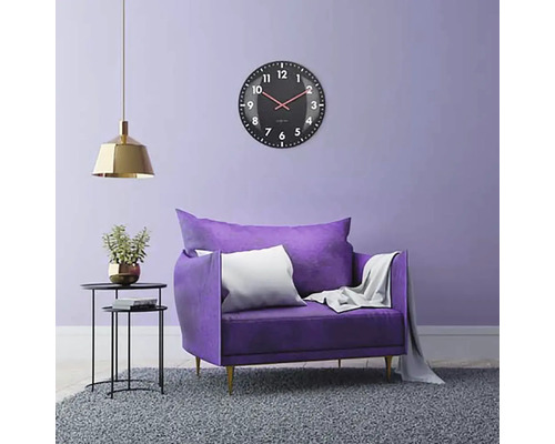 Obývací pokoj s křeslem, hodinami a lampou