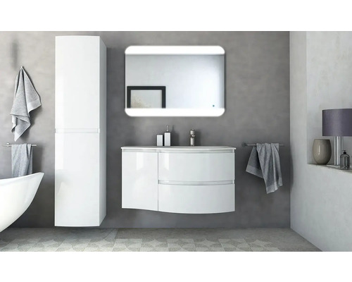 Moderní koupelna s bílým umyvadlem, zrcadlovou skříňkou a vysokou skříní pro koupelnové vybavení a doplňky.