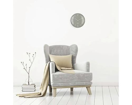 Obývací pokoj scéna s křeslem, polštářem, dekou, nástěnnými hodinami a dekorací