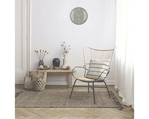 Interiérová scéna s nástěnnými hodinami, židlí, kobercem a dekorativními doplňky pro útulnou atmosféru