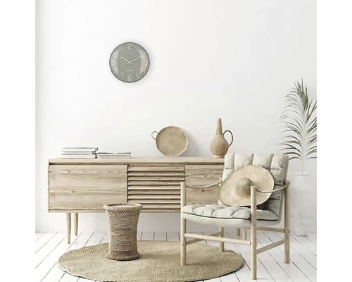 Světlá místnost s příborníkem, židlí, kobercem a nástěnnými hodinami