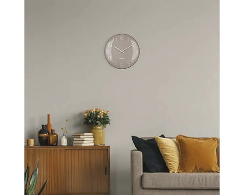 Obývací pokoj s nástěnnými hodinami, komodou a pohovkou