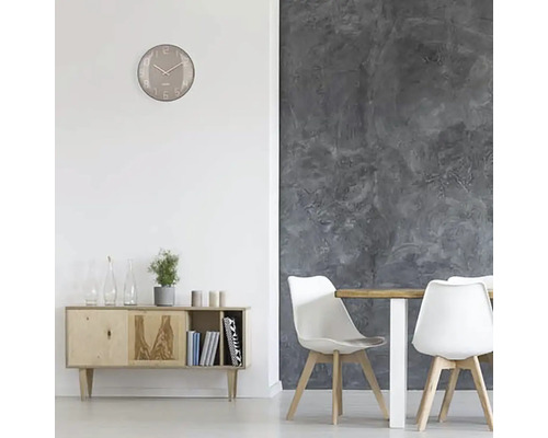 Obývací pokoj s nástěnnými hodinami, příborníkem, stolem a židlemi