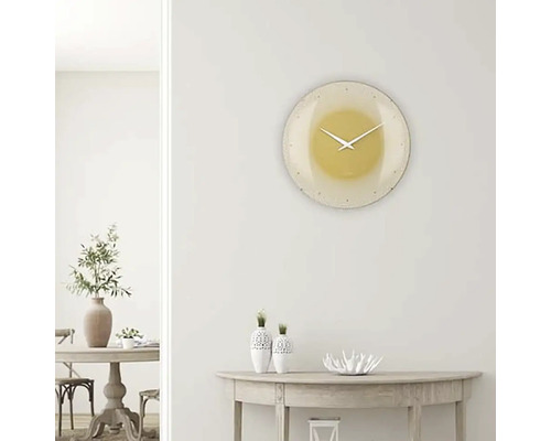 Nástěnné hodiny ve světlé místnosti se stolem a dekorací