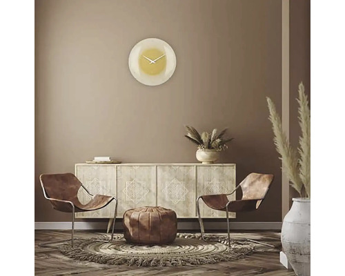 Obývací pokoj s komodou, dvěma židlemi, kobercem, stoličkou a nástěnnými hodinami