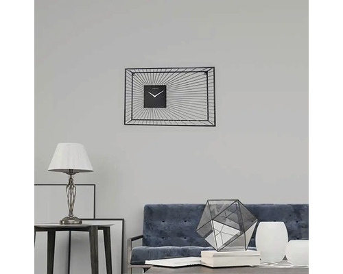 Obývací pokoj s nástěnnými hodinami, lampou a pohovkou