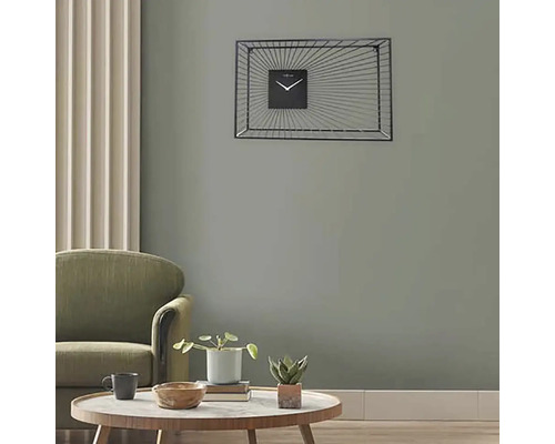 Obývací pokoj s křeslem, stolem a obdélníkovými nástěnnými hodinami