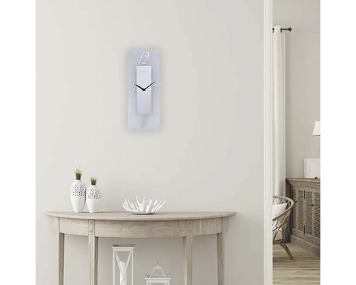 Nástěnné hodiny v obývacím pokoji nad stolem