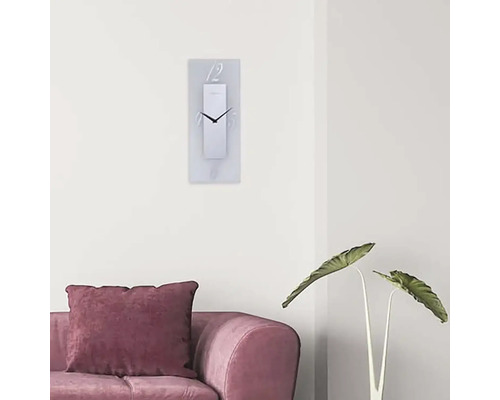 Obývací pokoj s obdélníkovými nástěnnými hodinami nad pohovkou