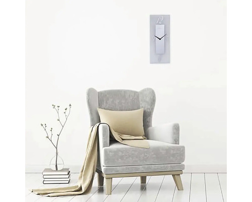 Obývací pokoj se židlí, polštářem, dekou a obdélníkovými nástěnnými hodinami