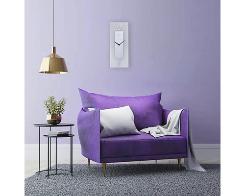 Obývací pokoj s křeslem, hodinami a odkládacím stolkem