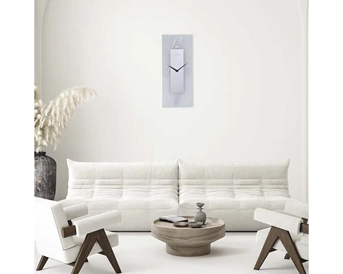 Obývací pokoj s pohovkou, křeslem, konferenčním stolkem a obdélníkovými nástěnnými hodinami