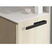 Detailní záběr skříňky pod umyvadlo s držákem na ručníky