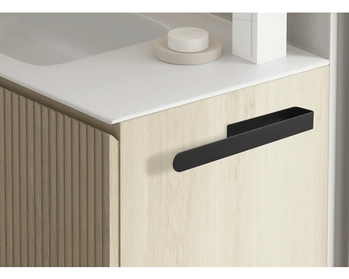 Detailní záběr skříňky pod umyvadlo s držákem na ručníky