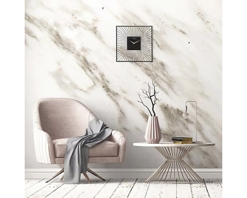 Obývací pokoj s křeslem, stolem a nástěnnými hodinami před mramorovou stěnou