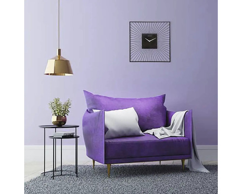 Obývací pokoj s křeslem, odkládacím stolkem, závěsnou lampou a nástěnnými hodinami