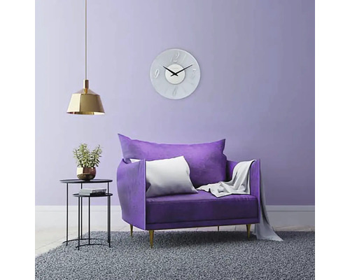 Obývací pokoj s křeslem, nástěnnými hodinami, stojací lampou a kobercem