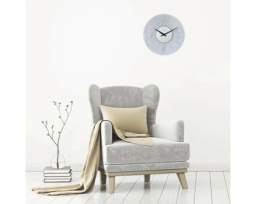 Obývací pokoj se křeslem a nástěnnými hodinami