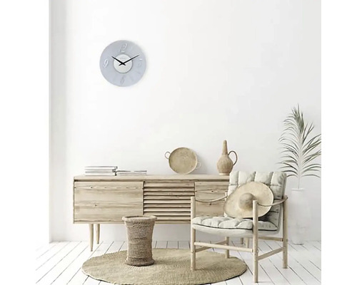 Obývací pokoj s příborníkem, křeslem, stolem a nástěnnými hodinami