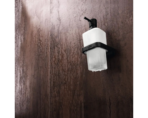 Nástěnný dávkovač mýdla v koupelně