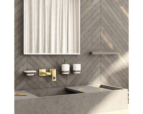 Koupelna s umyvadlem, zrcadlem, baterií a doplňky před stěnou se vzorem rybí kosti