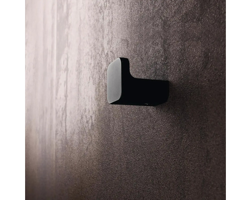 Černý jednoduchý háček pro montáž na stěnu