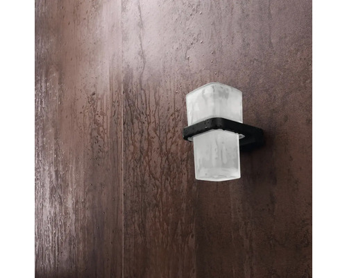 Nástěnný dávkovač mýdla s držákem v koupelně