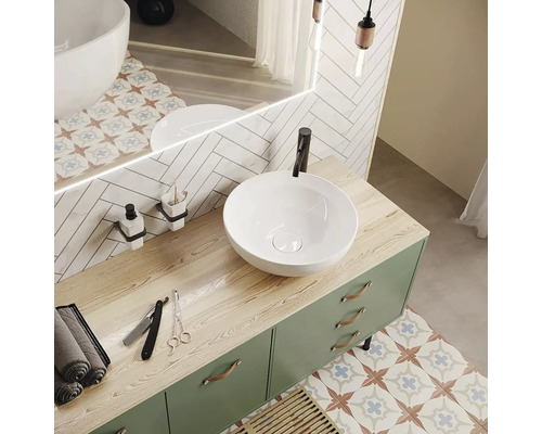 Moderní koupelna s umyvadlem na desku, skříňkou pod umyvadlo, zrcadlem a doplňky