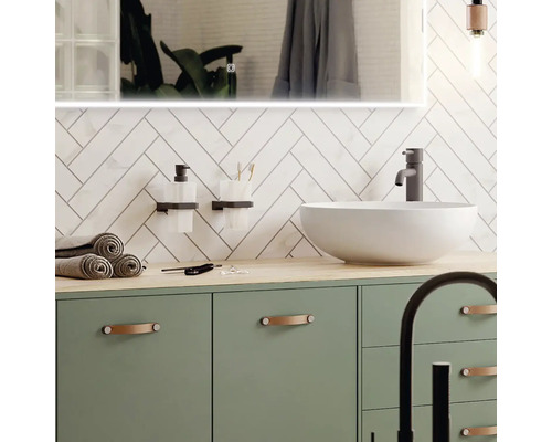 Koupelna s umyvadlem na desku, vodovodní baterií, osvětleným zrcadlem, dávkovačem mýdla, kelímkem na zubní kartáčky, ručníky a skříňkou