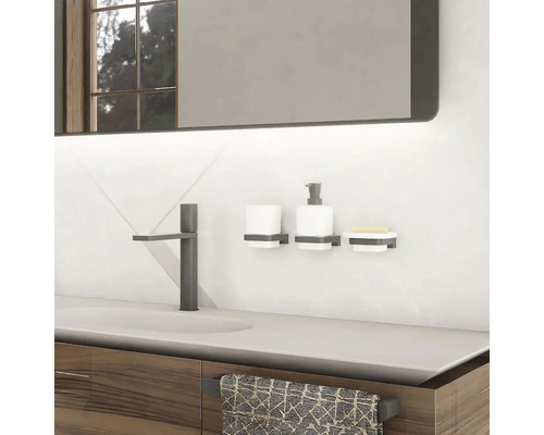 Moderní koupelna s umyvadlem, vodovodní baterií, zrcadlem a koupelnovými doplňky